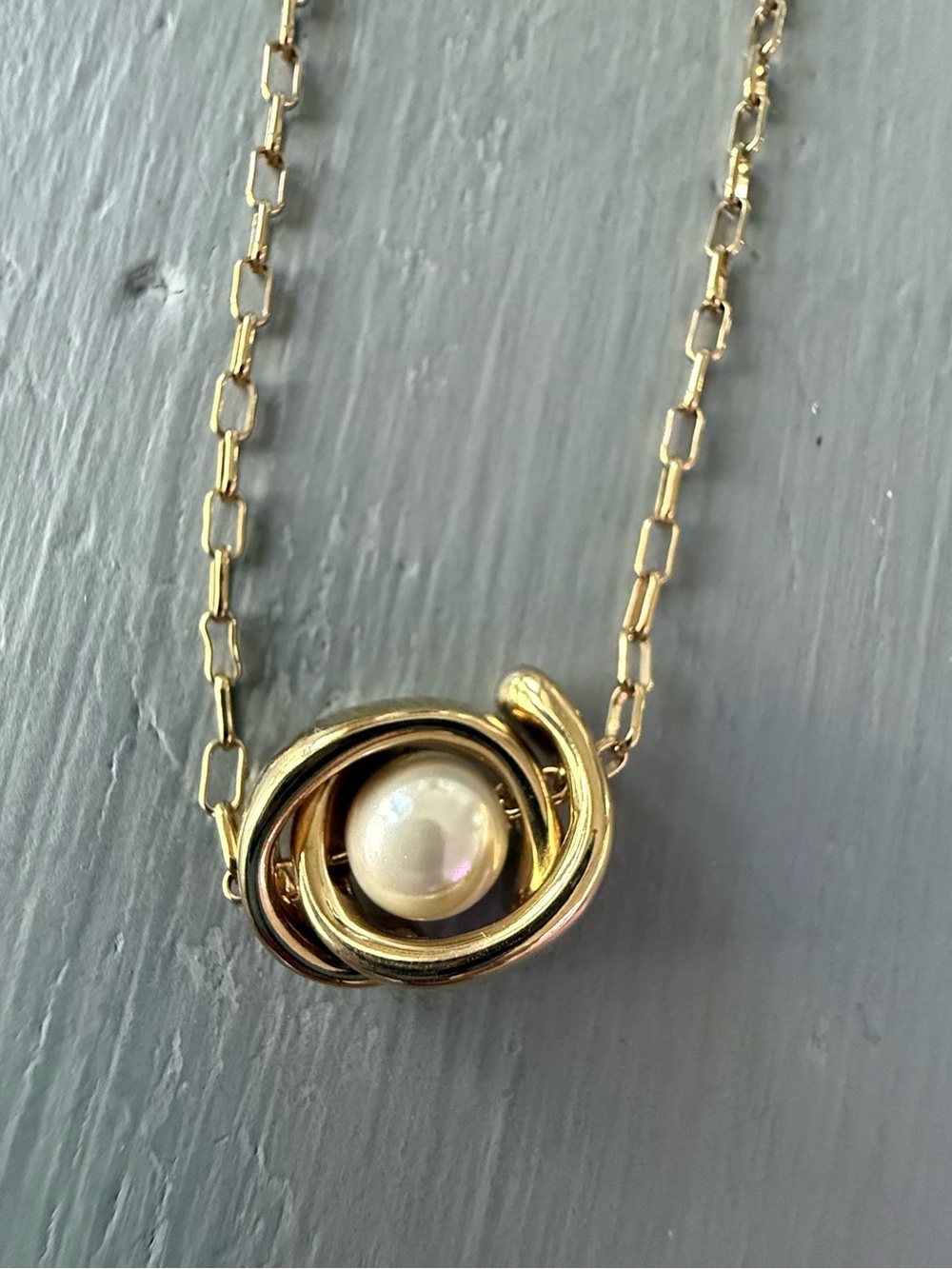 Uno de 50 18k Gold Plated Paperclip Pearl Pendant Necklace